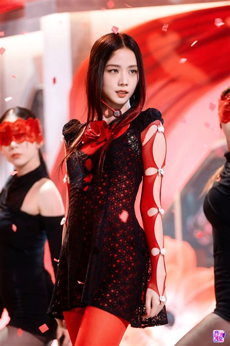 jisoo flower outfit red.